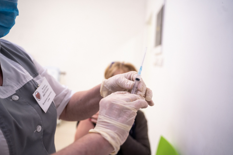 Почти 100% сотрудников Минздрава Московской области прошли вакцинацию от COVID-19
