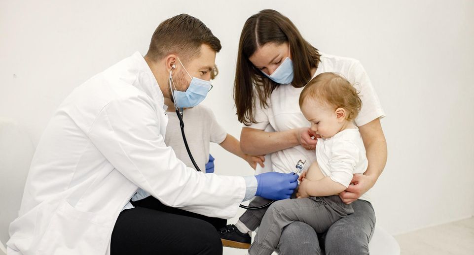Подмосковные врачи проводят профилактические осмотры детей в ЛНР