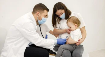 Подмосковные врачи проводят профилактические осмотры детей в ЛНР